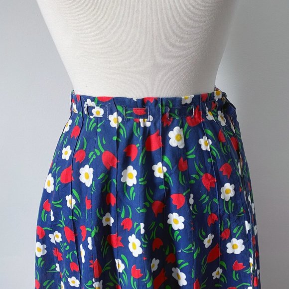 Vintage 70s Flared Midi Wrap Skirt with Sweet Floral Pattern Size S - Picture 7 of 7
